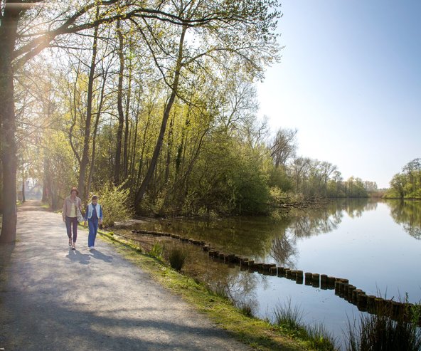 Wandelaars aan het Donkmeer Berlare