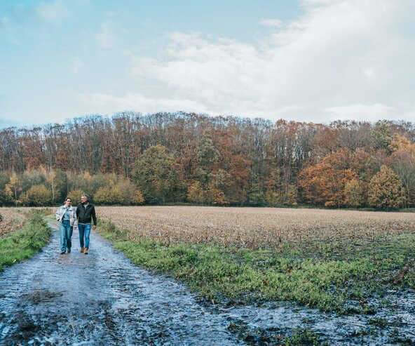 Twee wandelaars op onverhard pad in het Kravaalbos