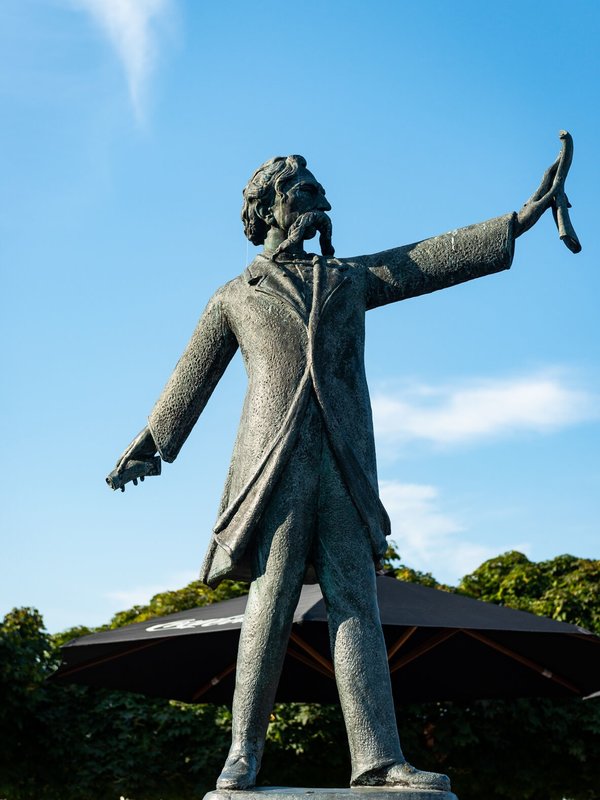 Standbeeld Emile Verhaeren op de Kaai in Sint-Amands