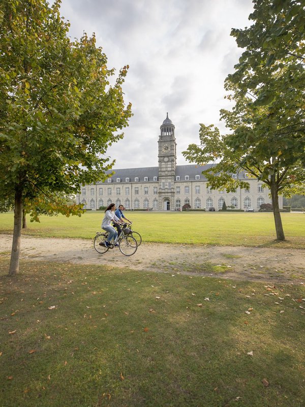 Fietsers langs Sint-Bernardusabdij Hemiksem