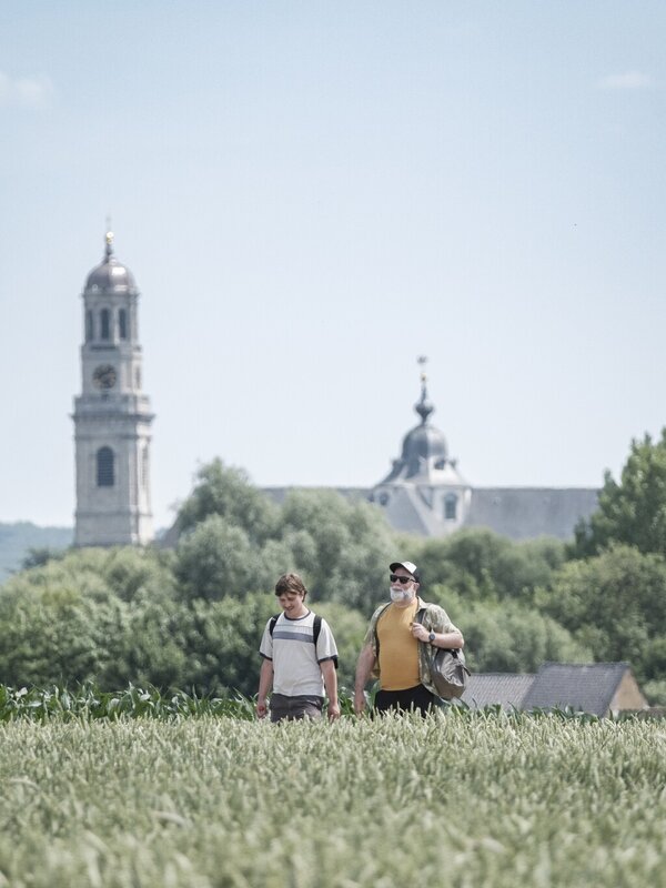 Twee wandelaars tussen de velden in Ninove