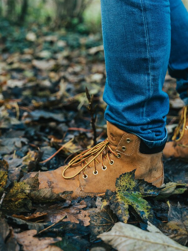 wandelschoenen op de knisperende herfstblaadjes